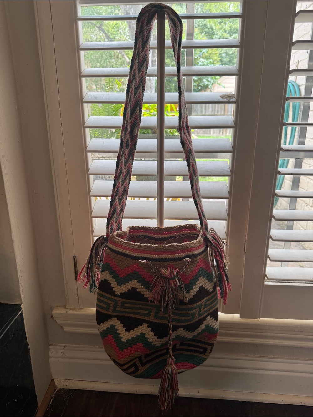 Handwoven Wayuu (Colombian)Multicolor Chevron Crossbody Bag - Picture 4 of 10
